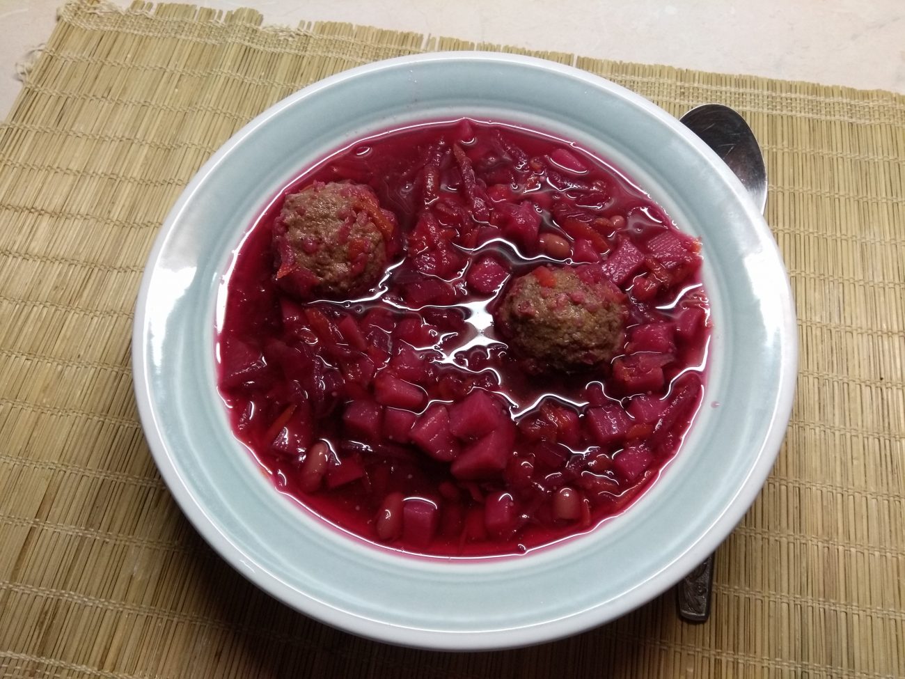 Красный борщ с фасолью и куриными фрикадельками