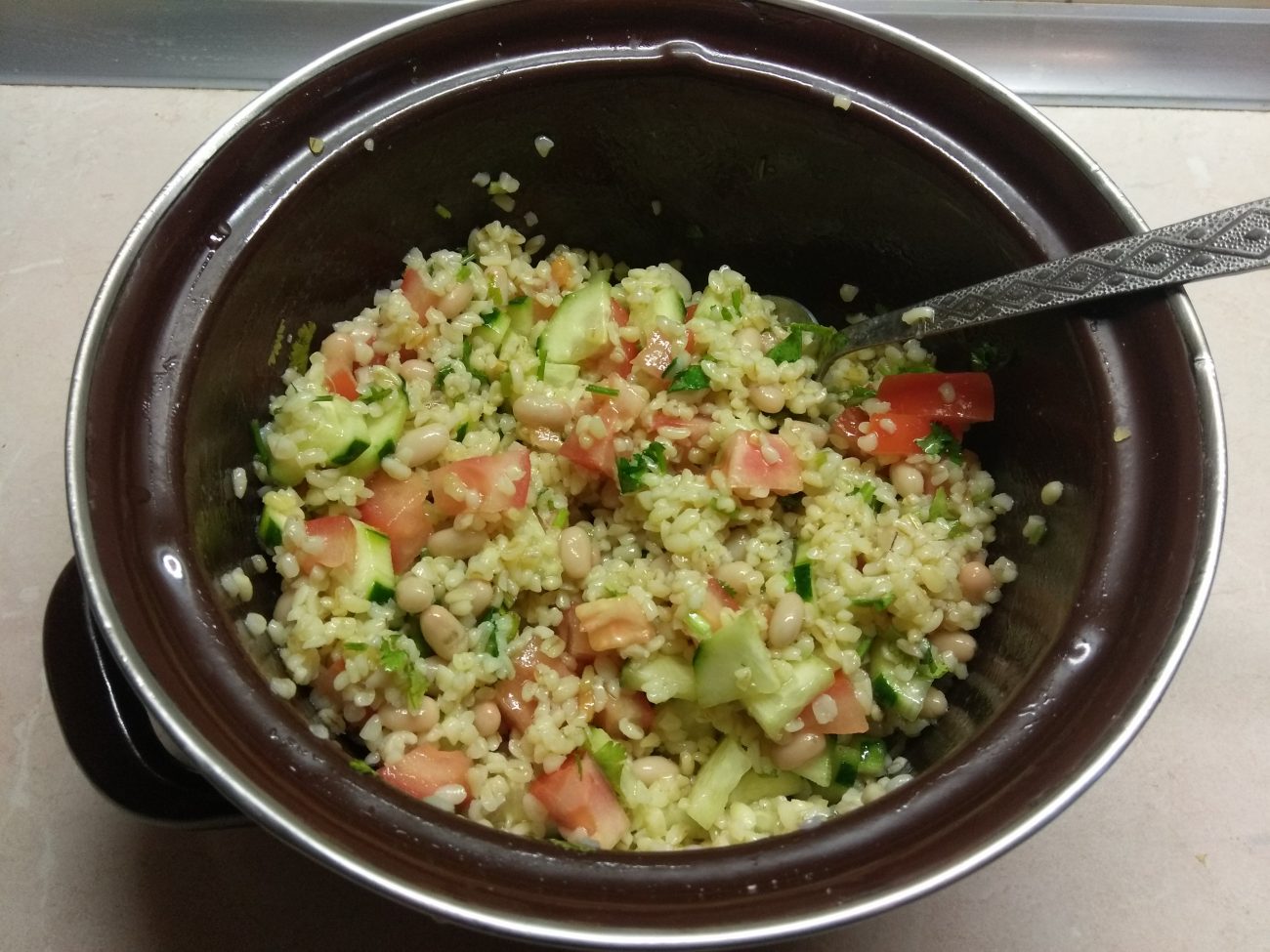 Салат из булгура, лосося, огурца и красного лука