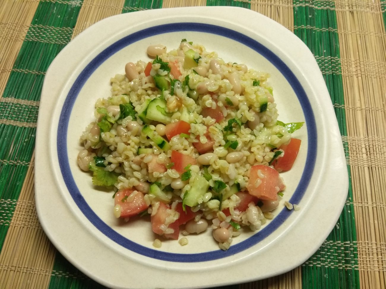 Салат из булгура, с консервированной фасолью, помидорами и огурцами