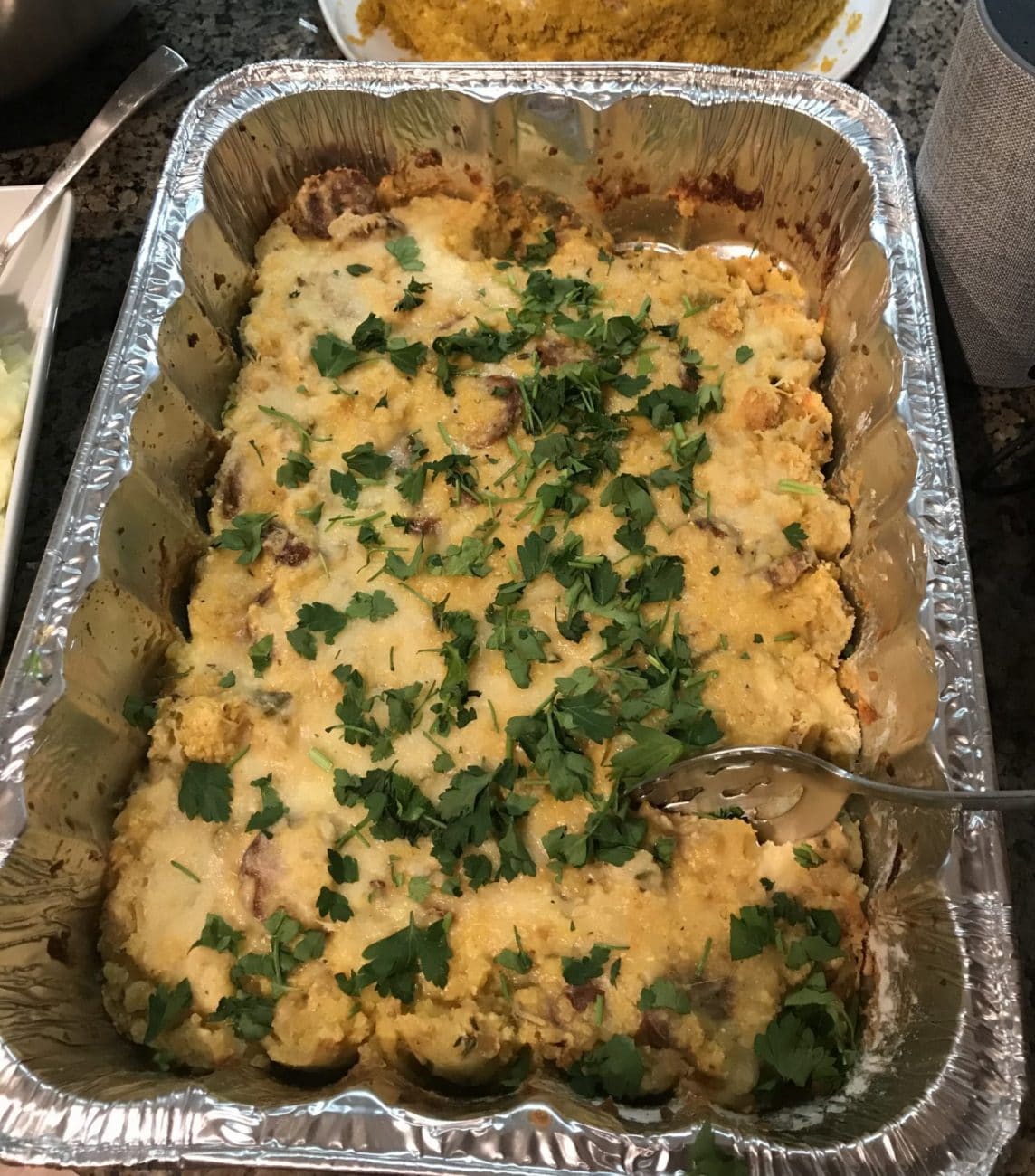 Классическая американская запеканка с кукурузным хлебом, колбасками и сельдереем