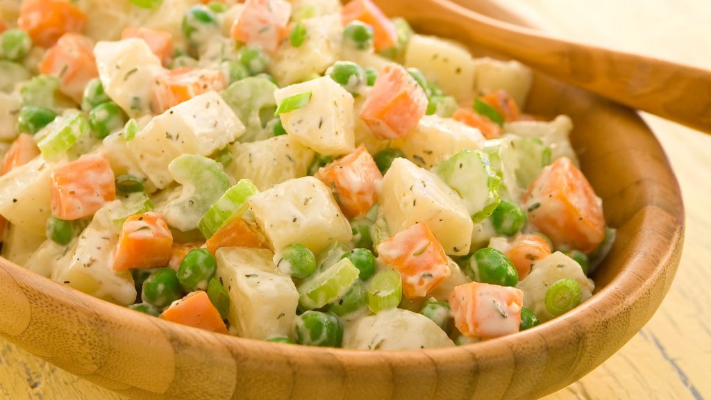 Постный картофельный салат с морковью и горошком
