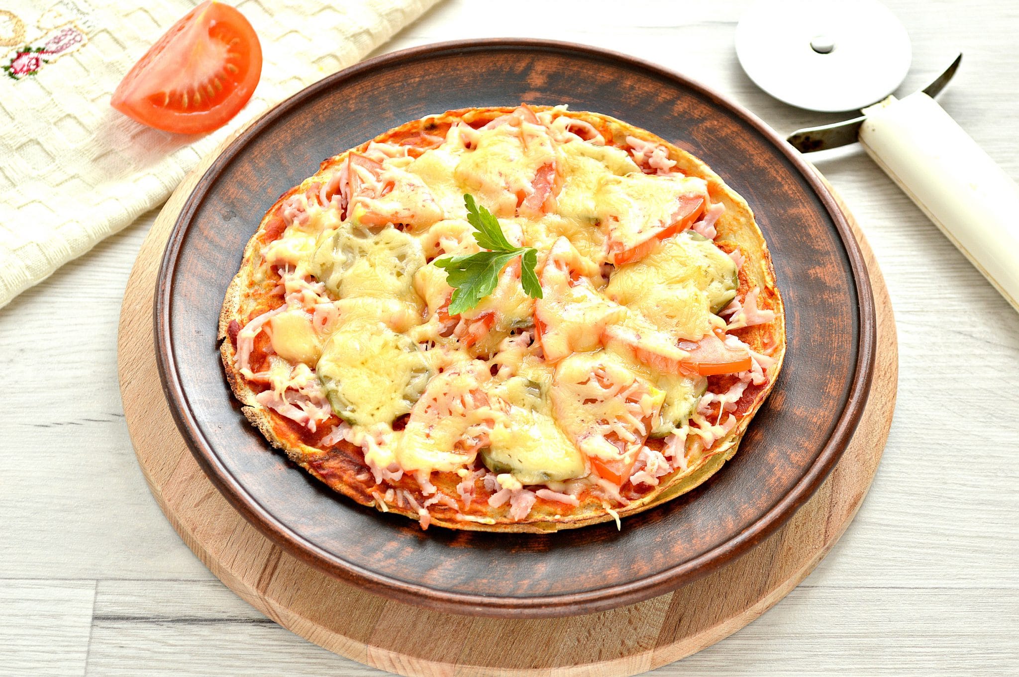 Пицца с помидорами и сыром