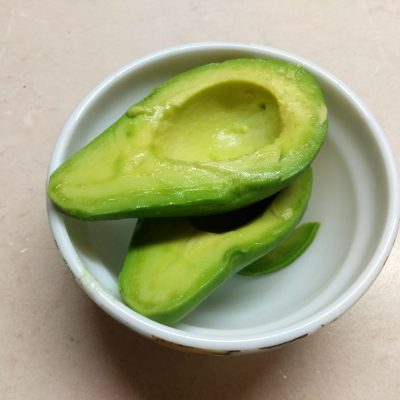 Фото рецепта - Гамбургеры из куриной котлеты, соусом из авокадо и моцареллой - шаг 3
