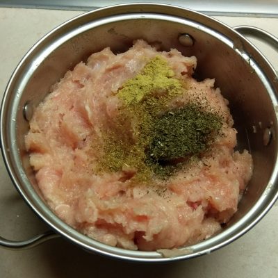 Фото рецепта - Гамбургеры из куриной котлеты, соусом из авокадо и моцареллой - шаг 2