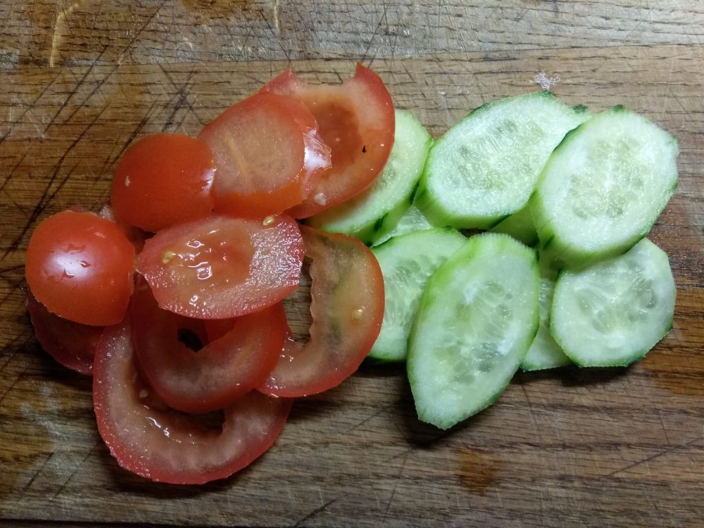 Фото рецепта - Гамбургеры из куриной котлеты, соусом из авокадо и моцареллой - шаг 5
