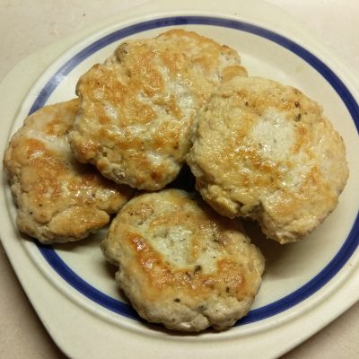 Фото рецепта - Гамбургеры из куриной котлеты, соусом из авокадо и моцареллой - шаг 2