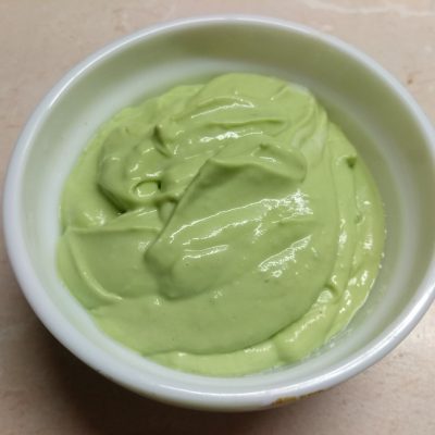 Фото рецепта - Гамбургеры из куриной котлеты, соусом из авокадо и моцареллой - шаг 3