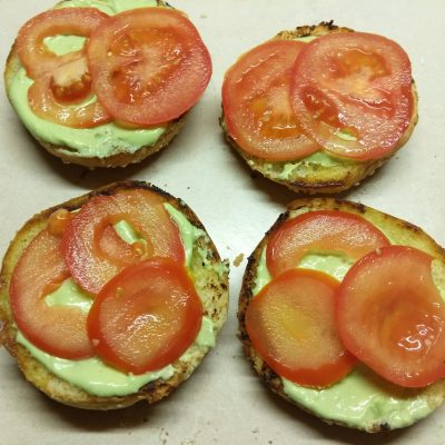 Фото рецепта - Гамбургеры из куриной котлеты, соусом из авокадо и моцареллой - шаг 6