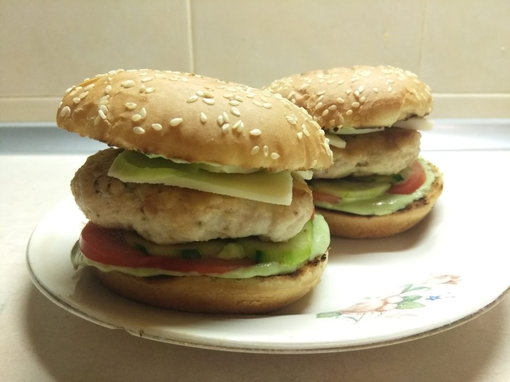 Гамбургеры из куриной котлеты, соусом из авокадо и моцареллой