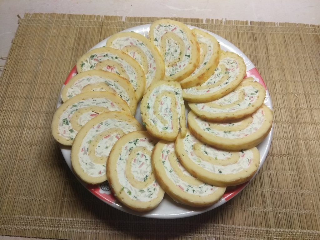 Яично-сырный рулет с творогом, крабовыми палочками и зеленым луком