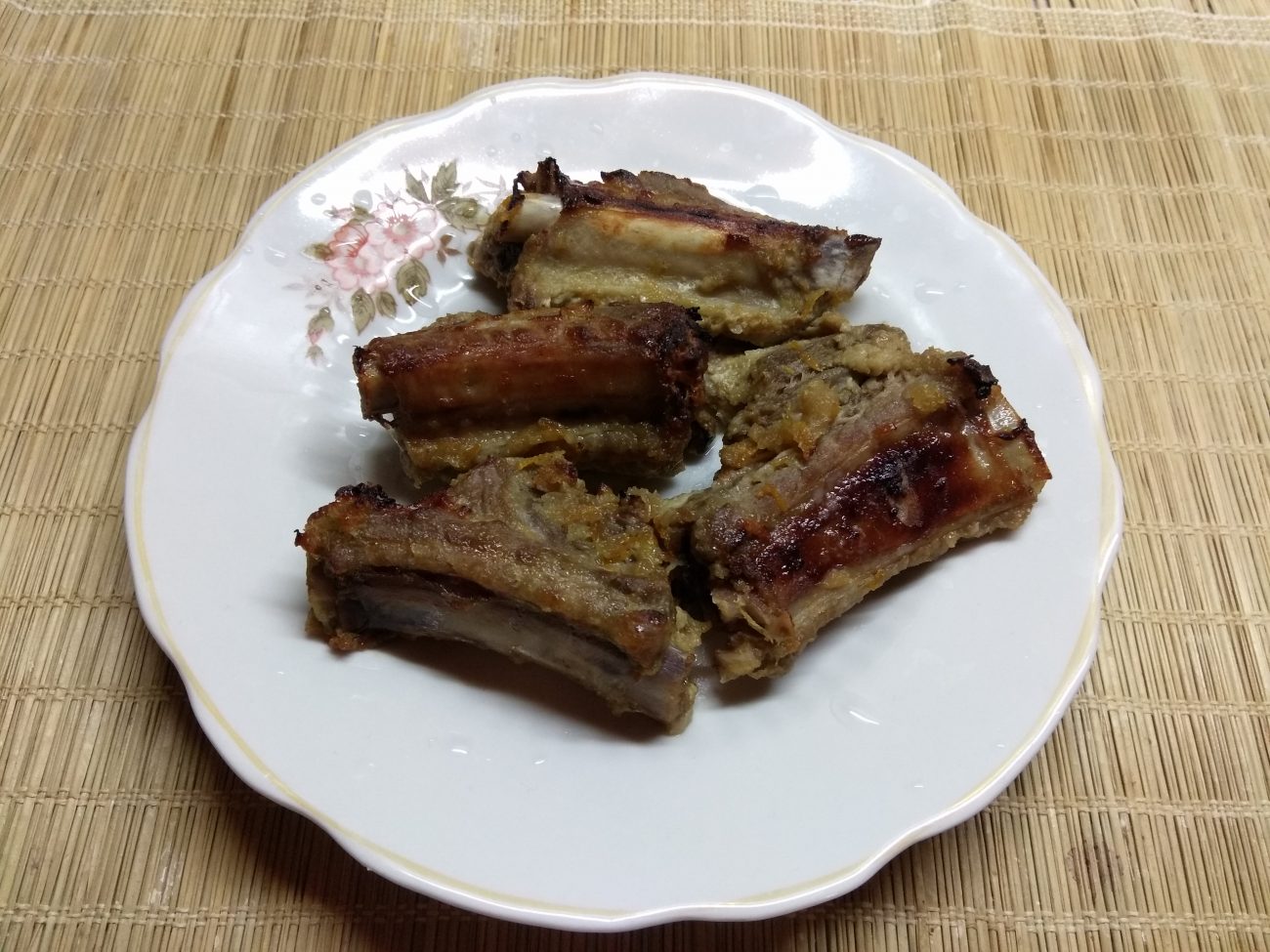 Свиные ребра, запеченные в духовке с медовой корочкой
