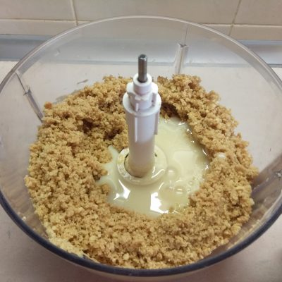 Фото рецепта - Десертная колбаса из печенья с изюмом и сгущенным молоком - шаг 4