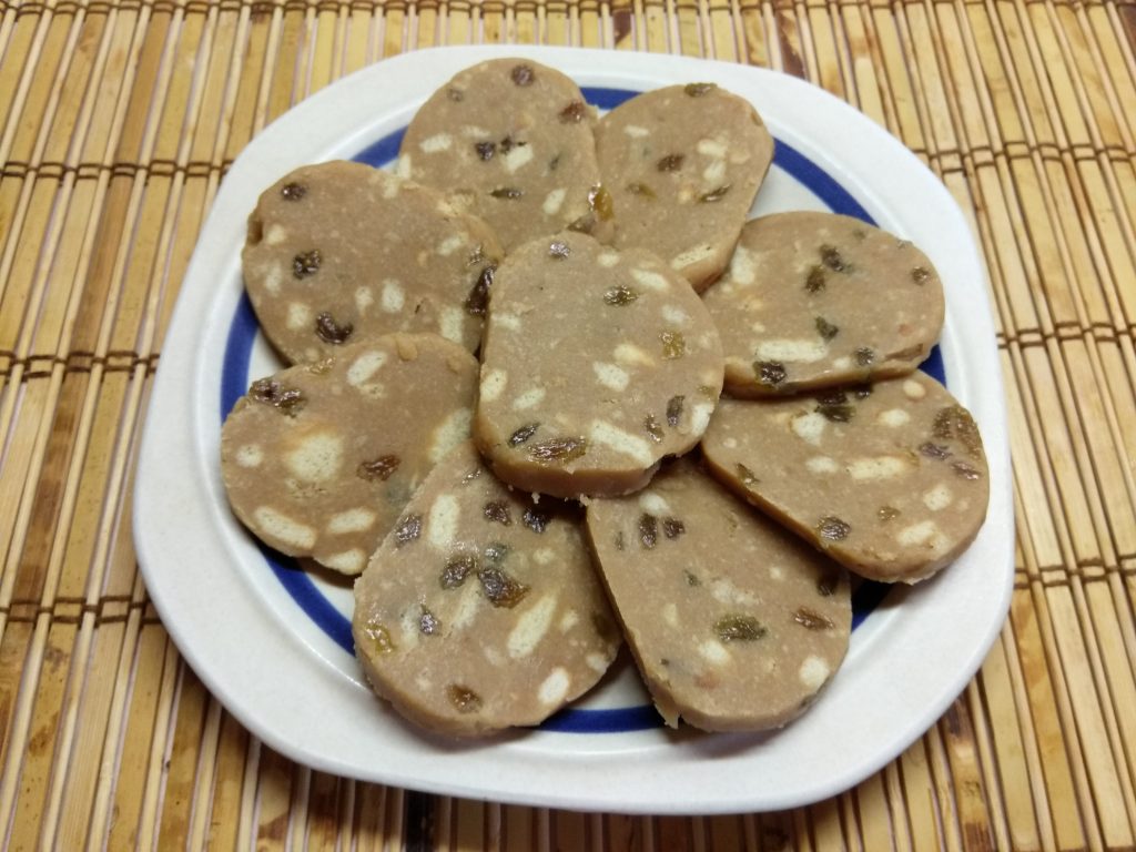 Десертная колбаса из печенья с изюмом и сгущенным молоком