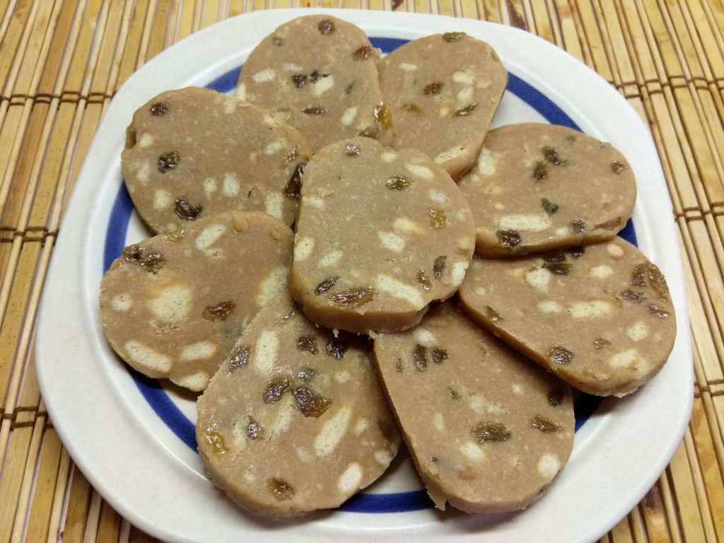 Фото рецепта - Десертная колбаса из печенья с изюмом и сгущенным молоком - шаг 7