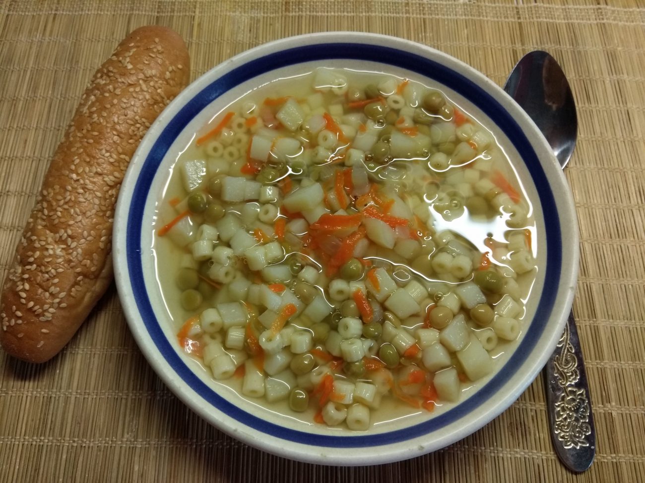 Постный суп с макаронами и консервированным горошком