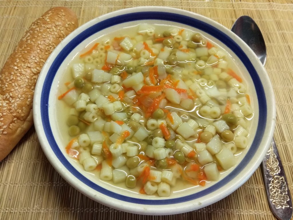 Фото рецепта - Постный суп с макаронами и консервированным горошком - шаг 6
