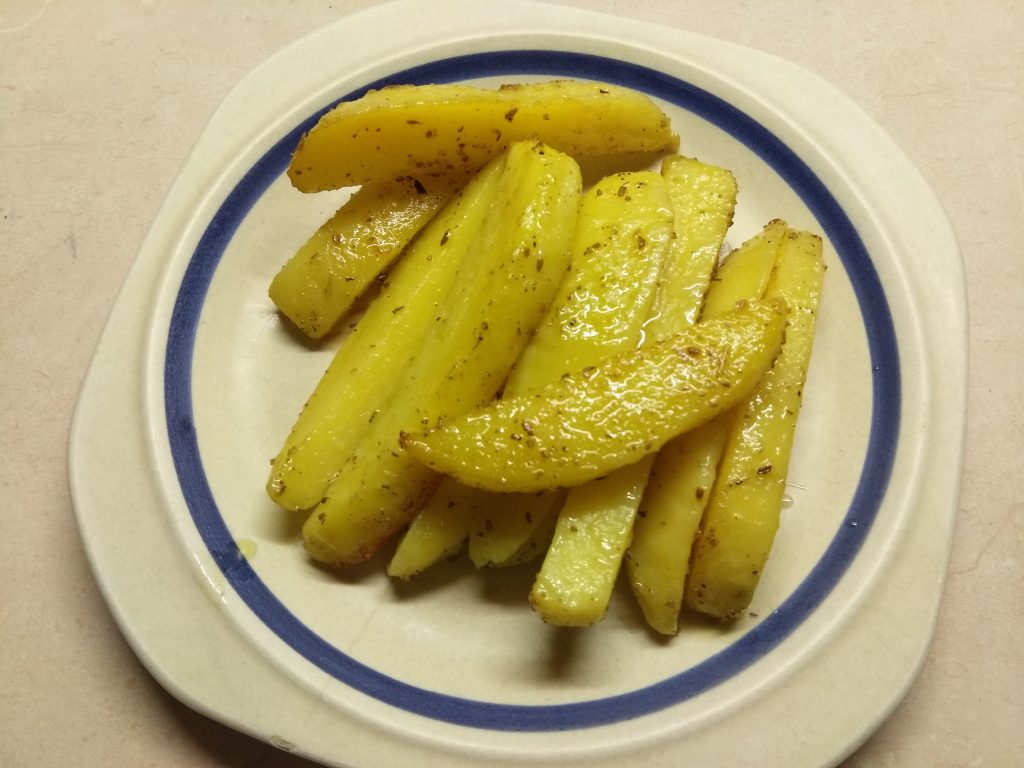 Картофельные палочки, запеченные в духовке в травах