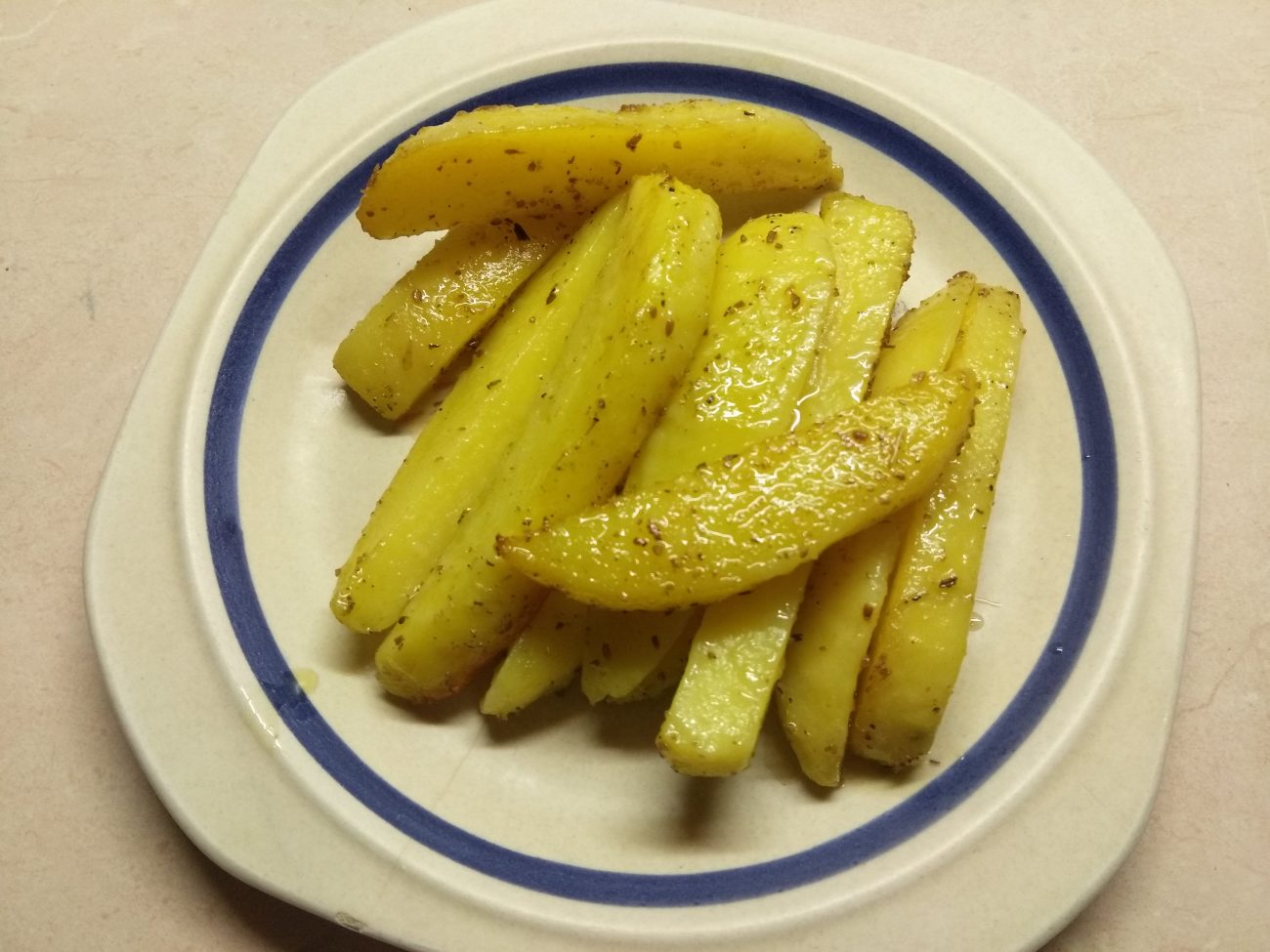 Картофельные палочки, запеченные в духовке в травах