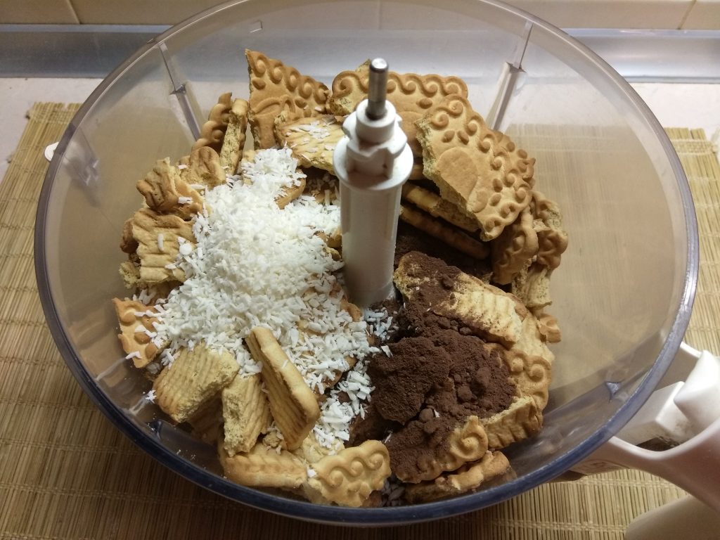Фото рецепта - Конфеты из сахарного печенья с курагой и клюквой - шаг 2