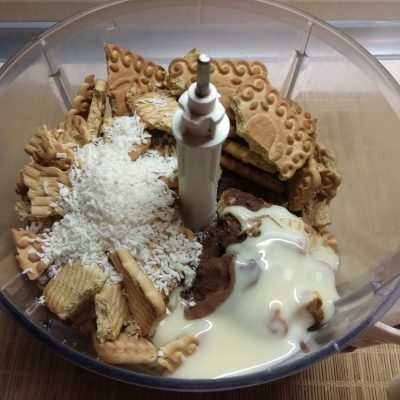 Фото рецепта - Конфеты из сахарного печенья с курагой и клюквой - шаг 3