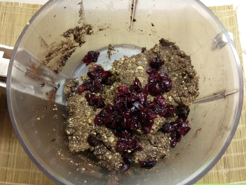 Фото рецепта - Конфеты из сахарного печенья с курагой и клюквой - шаг 5