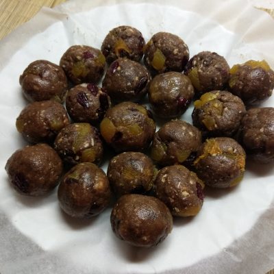 Фото рецепта - Конфеты из сахарного печенья с курагой и клюквой - шаг 6