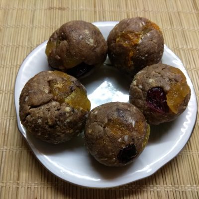 Фото рецепта - Конфеты из сахарного печенья с курагой и клюквой - шаг 6