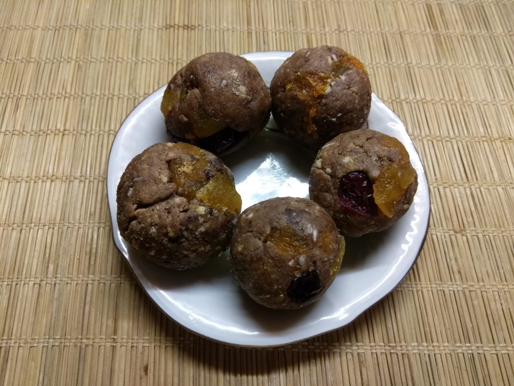 Конфеты из сахарного печенья с курагой и клюквой