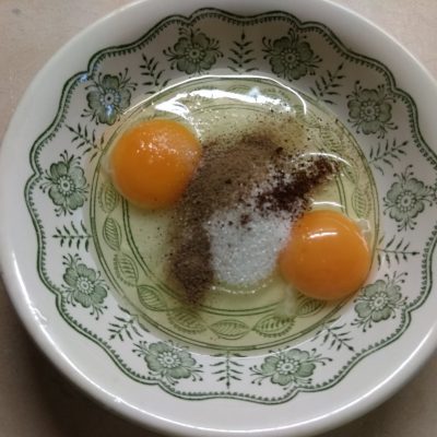 Фото рецепта - Запеканка из черствого хлеба с яблоками и грушами - шаг 2
