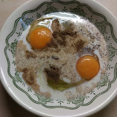 Фото рецепта - Запеканка из черствого хлеба с яблоками и грушами - шаг 2