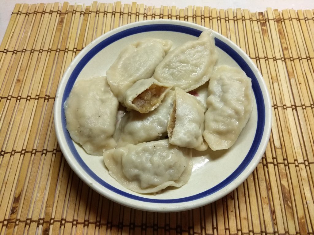 Вареники с яблоками и корицей