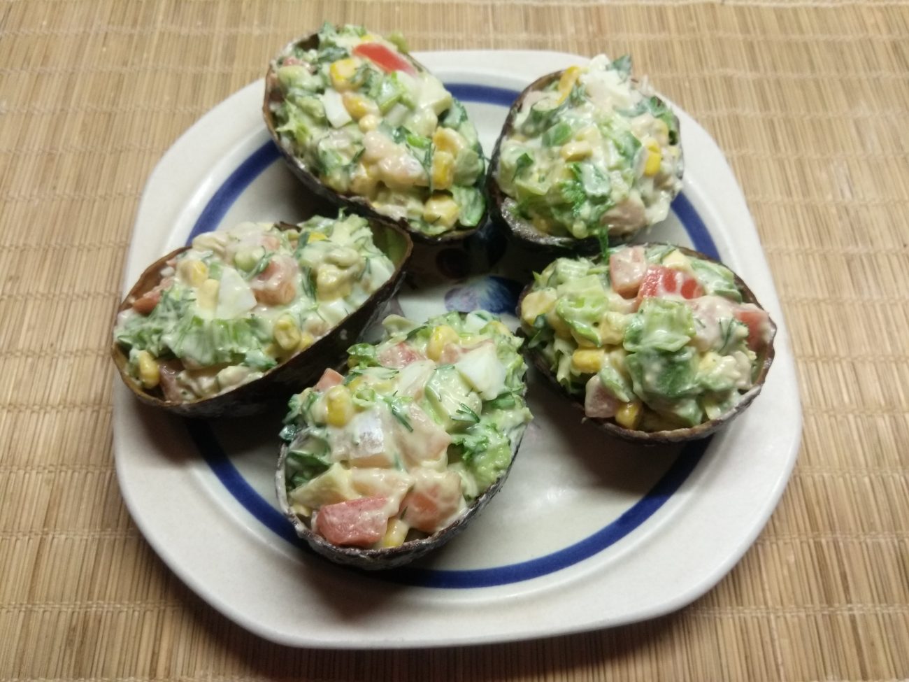 Салат с соленым лососем и кукурузой в чашках авокадо