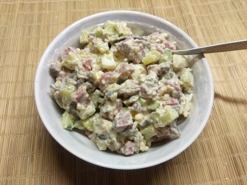 Салат с колбасой, жареными шампиньонами и огурцами