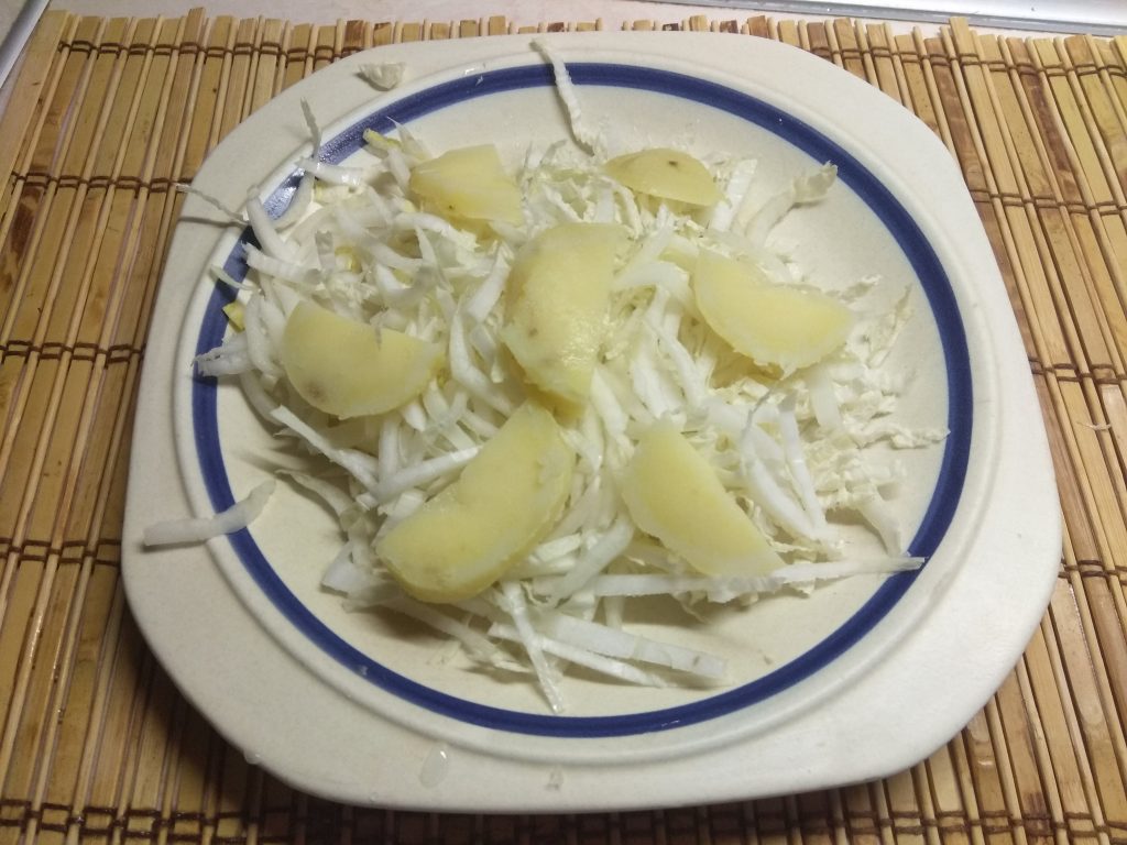 Фото рецепта - Картофельный салат с курицей, киви и пекинской капустой - шаг 2