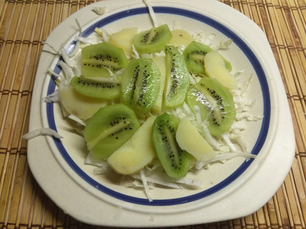 Фото рецепта - Картофельный салат с курицей, киви и пекинской капустой - шаг 3