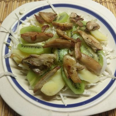 Фото рецепта - Картофельный салат с курицей, киви и пекинской капустой - шаг 4