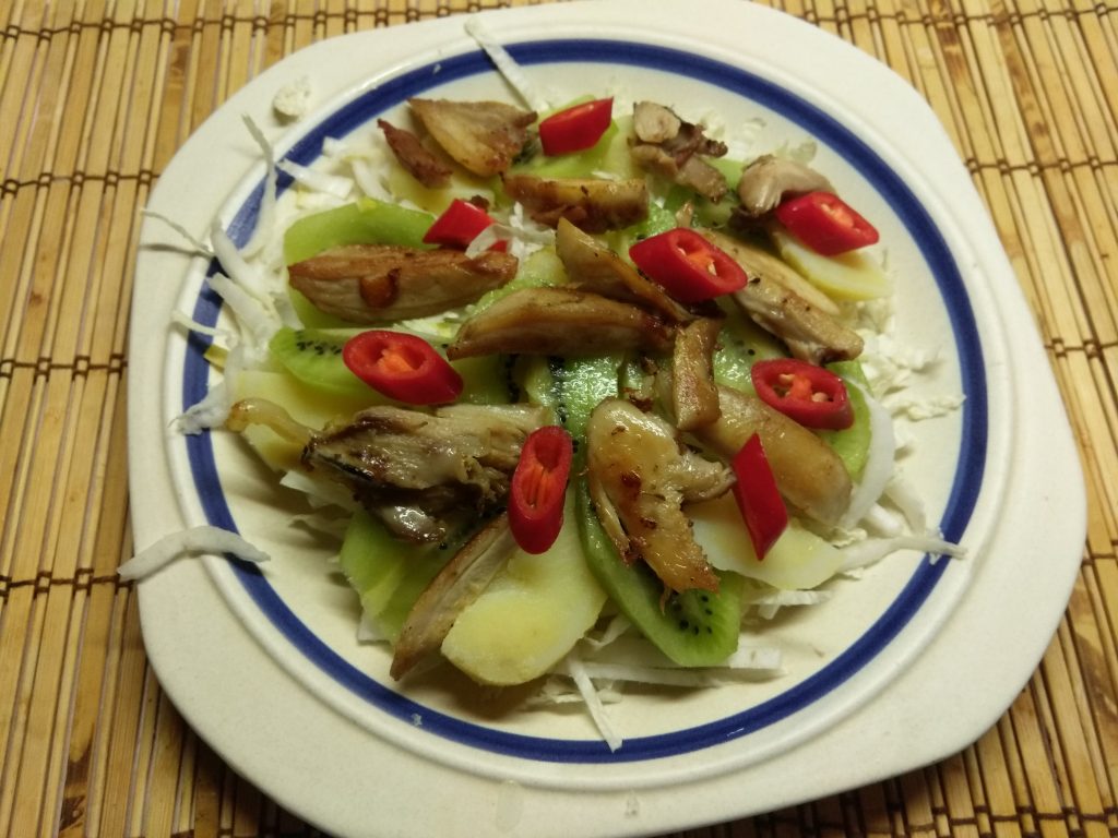 Фото рецепта - Картофельный салат с курицей, киви и пекинской капустой - шаг 5