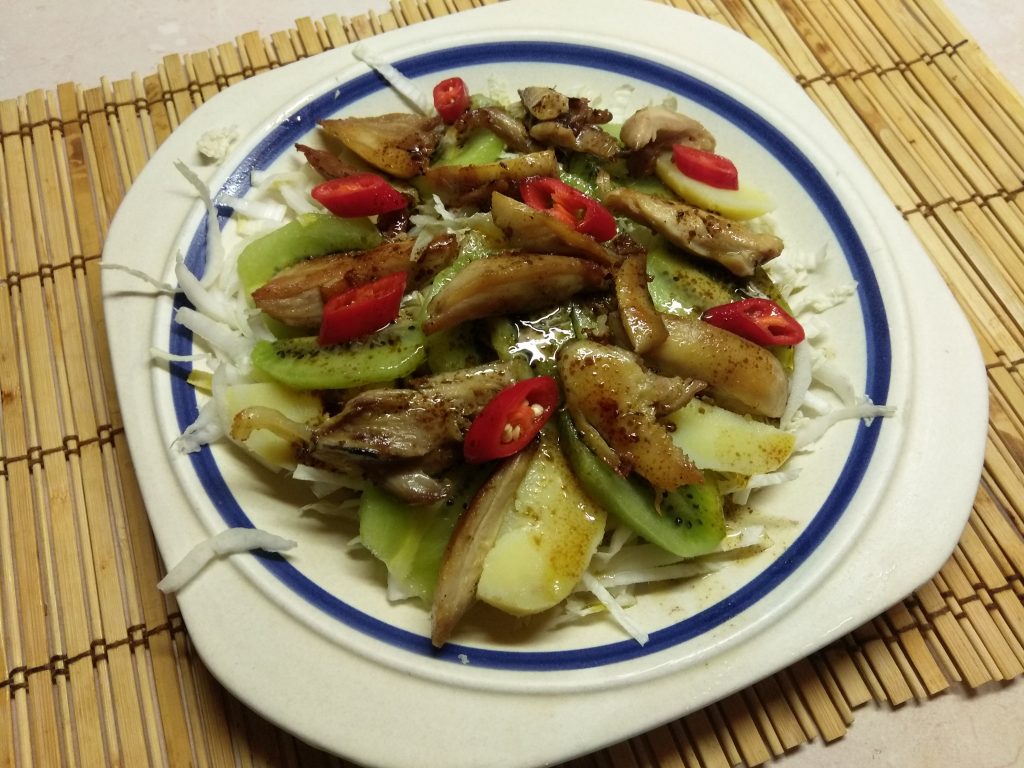 Картофельный салат с курицей, киви и пекинской капустой