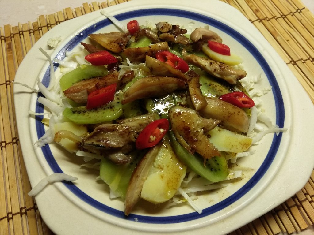 Фото рецепта - Картофельный салат с курицей, киви и пекинской капустой - шаг 7