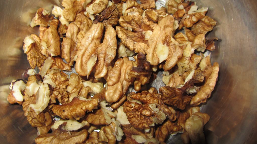 Фото рецепта - Кутья из пшеницы с орехами, изюмом - шаг 4