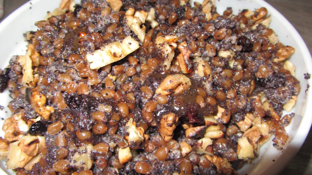 Фото рецепта - Кутья из пшеницы с орехами, изюмом - шаг 7
