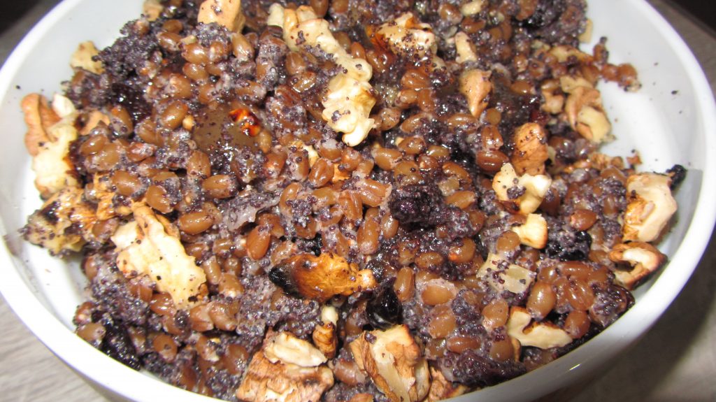 Кутья из пшеницы с орехами, изюмом