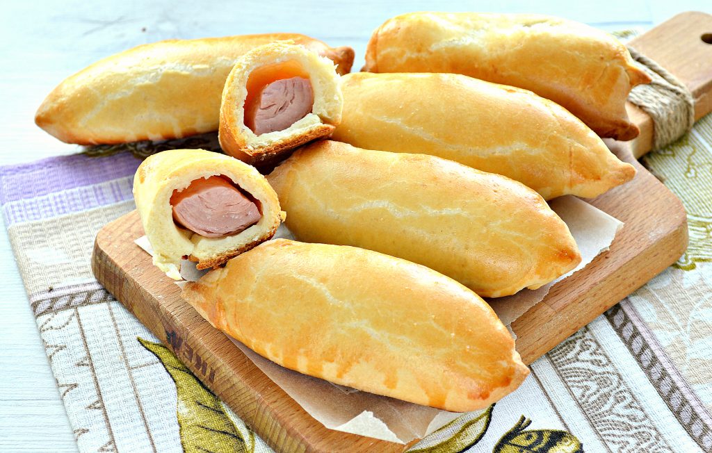 Дрожжевые пирожки с сосисками