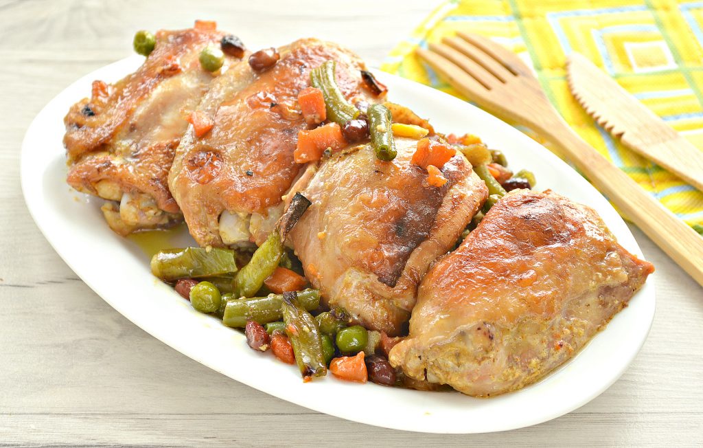 Куриные бедра в духовке с овощами