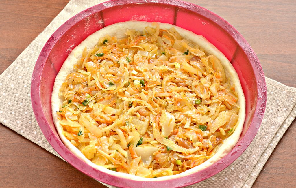 Фото рецепта - Открытый дрожжевой пирог с капустой и сыром - шаг 5