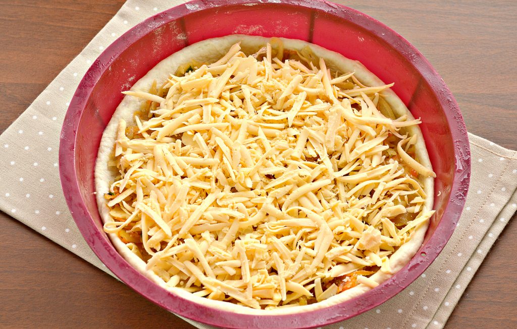 Фото рецепта - Открытый дрожжевой пирог с капустой и сыром - шаг 6