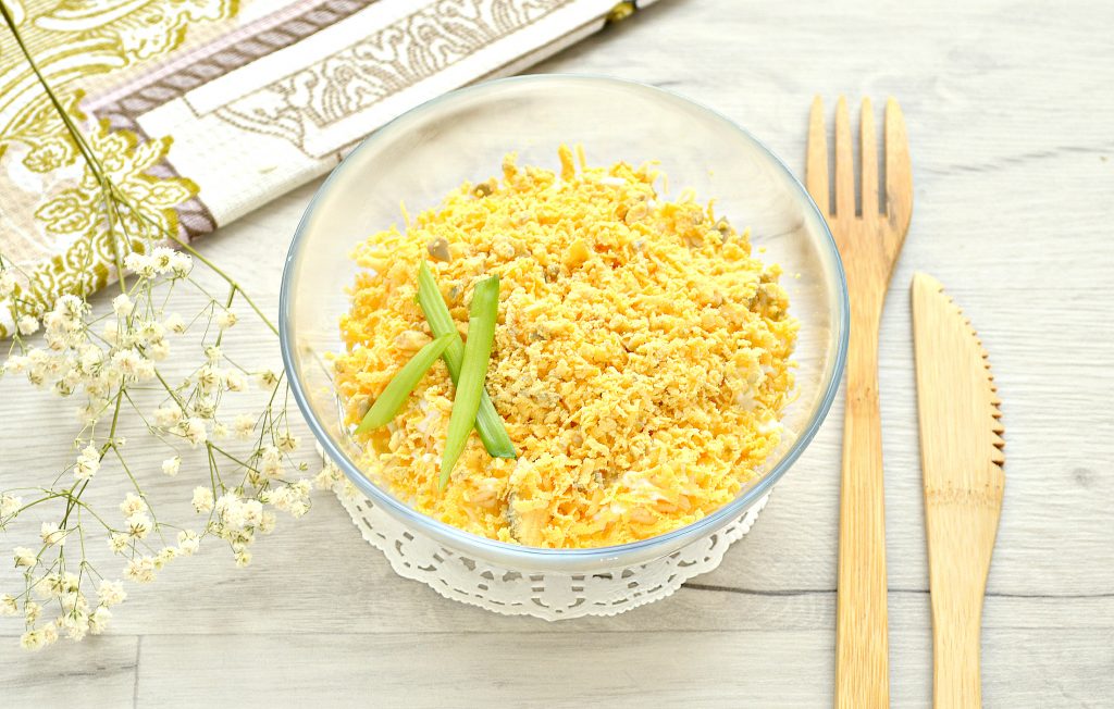 Фото рецепта - Слоеный куриный салат с сыром и яйцом - шаг 6