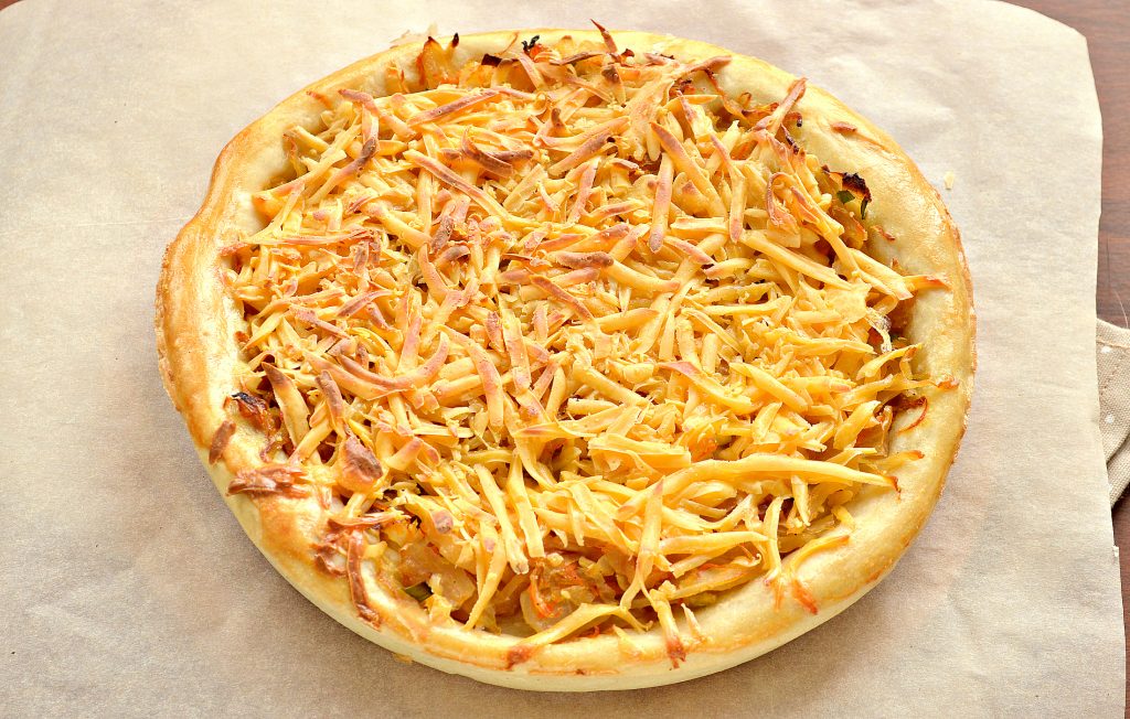 Фото рецепта - Открытый дрожжевой пирог с капустой и сыром - шаг 7