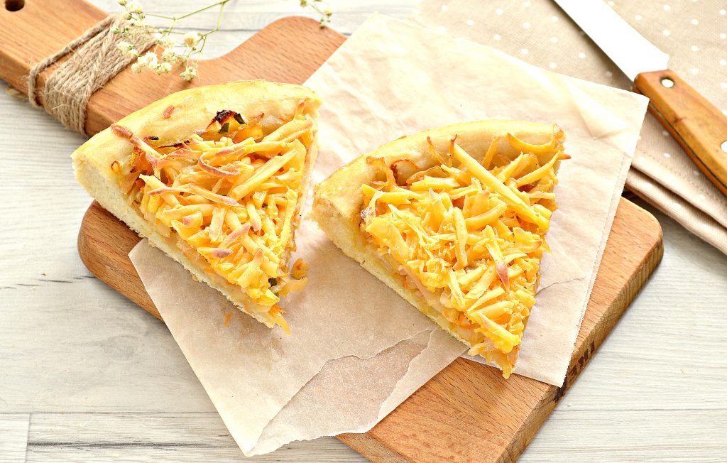 Фото рецепта - Открытый дрожжевой пирог с капустой и сыром - шаг 8