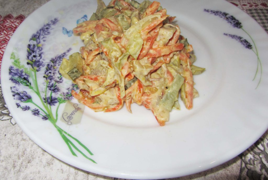 Фото рецепта - Салат с мясом и маринованным огурцом - шаг 6